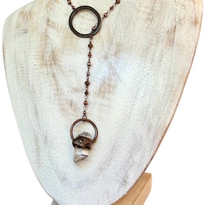 Collar tipo lariat Y con péndulo de punta y aro de cuarzo, cadena de disco de cobre antiguo, pieza central ovalada martillada.