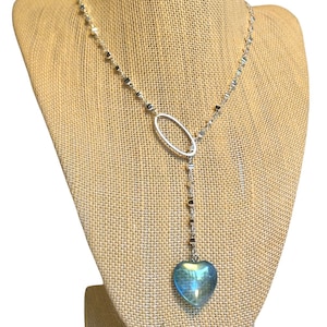 Aqua Aura hartslinger lariat Y-ketting op zilveren afwisselende schijfketting met sterlingzilver ovaal middenstuk.