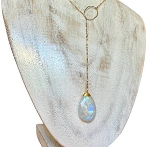 Collana a Y con pendolo a goccia in pietra di luna, catena lunga/corta da 14 KGF e anello ovale centrale.