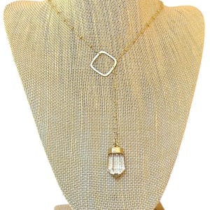 Collana a Y con pendolo a punta esagonale in cristallo di quarzo, catena satellitare riempita in oro 14K e pezzo centrale quadrato.