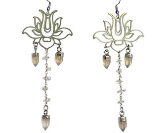 Brincos de lustre com haste de lótus, pontas com três pedras preciosas, ganchos hipoalergênicos. Leves.