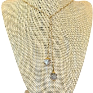 Collana a Y con pendolo a doppio punto Herkimer Diamond su catena satellite riempita in oro 14 carati.