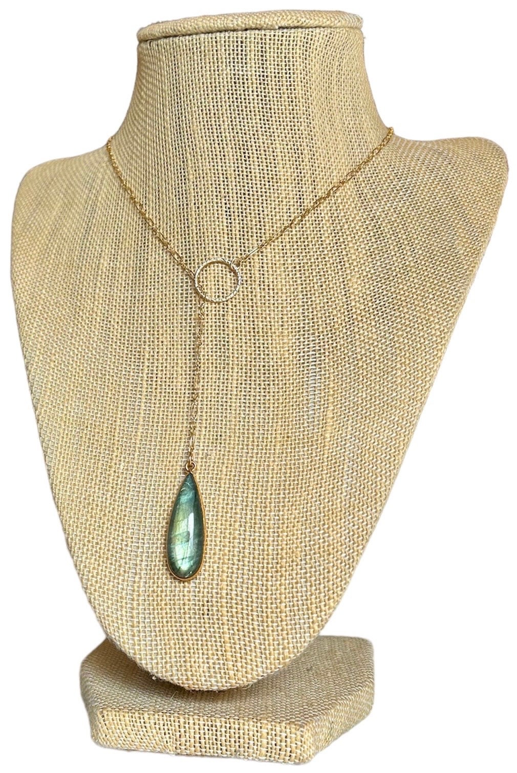 Labradorit glatte Tropfen Pendel Lariat Y-Halskette auf 14 Karat gold gefüllt lange / kurze Kette & zierliches texturiertes ovales Mittelstück.