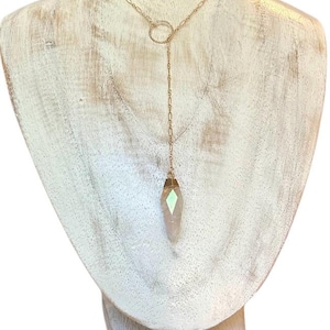 Collar con lazo de péndulo en forma de Y con punta de aura de ángel, cadena larga/corta de 14 KGF, pieza central de anillo.