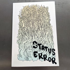 Op de afbeelding: Een wit boek met een gedetailleerde illustratie van verweven, organische vormen in tinten geel, zwart en blauw. De woorden "STATUS ERROR" zijn in vette, zwarte letters op de omslag gedrukt.