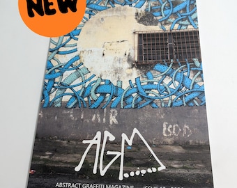 Może przedstawiać: Magazyn zatytułowany Abstract Graffiti Magazine Issue 13 2026 z okładką przedstawiającą niebieskie wzorzyste graffiti na ścianie, czarną metalową kratę okienną i białą grafikę kołową. Widoczny jest pomarańczowy okrąg z napisem NEW.