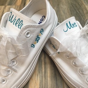 Tênis de casamento com bico de pérola, cadarços de fita, brilho, sapatos de noiva, converse de casamento, tênis bordados de casamento, sapatos de casamento, decorados (baixo)