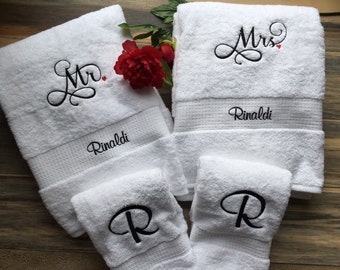 Peut inclure: Deux serviettes blanches avec des broderies noires. Une serviette dit "Mr. Rinaldi" et l'autre dit "Mrs. Rinaldi". Il y a deux serviettes blanches plus petites avec des broderies noires de la lettre "R".