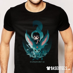 Może przedstawiać: Czarny T-shirt z nadrukiem graficznym przedstawiającym dziewczynę jeżdżącą na niebiesko-zielonym stworzeniu z dużymi uszami. Tekst "ファイナルファンタジーXV" jest nadrukowany pod grafiką.