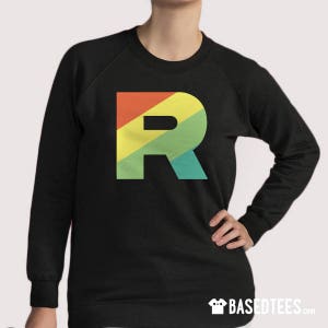 Op de afbeelding: Zwart sweatshirt met een regenboogkleurige letter "R" op de voorkant.