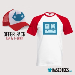 Puede incluir: Una gorra de béisbol roja y blanca y una camiseta blanca con mangas rojas. La gorra tiene un diseño azul con forma de gato en la parte delantera. La camiseta presenta un diseño cuadrado azul con las letras "OK" y una cara. También se ve el texto "PACK DE OFERTA CAP & CAMISETA".