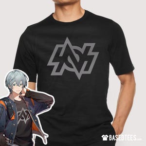Könnte beinhalten: Schwarzes T-Shirt mit einer grauen Grafik eines stilisierten Buchstabens "N" mit einem Kreis darin. Die Grafik ist mittig auf dem Shirt platziert.