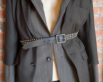 Comme des Garçons Archive Double Blazer en laine gaufrée noire à fines rayures, ceinture en cuir cloutée, veste déstructurée, taille S, fabriquée au Japon, collection automne-hiver 2000