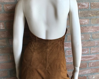 Robe Céline Vintage années 1990 en daim de chèvre marron, dos nu, col cache-cœur ajustable, décolleté en V profond, volants, ceinture à nouer, fabriquée en Italie, taille 38, neuve.