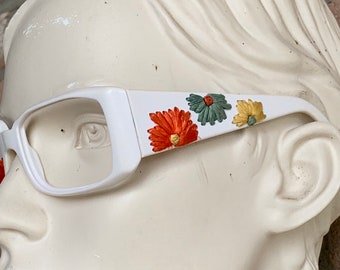 Salvatore Ferragamo solglasögonbågar vit acetat broderad raffiablommor dammiga antika färger Italien rektangulär begagnad älskad bra
