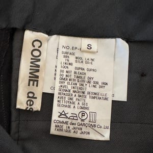 Pantalon Comme des Garçons vintage en laine et soie gris foncé à fines rayures, coupe droite, doublure cupro, AD2000, fabriqué au Japon, taille S image 5