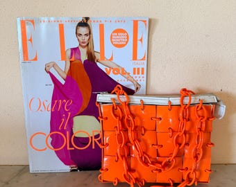 Bolso de mano Meyers Orange Linked Plastic Tile Clutch de los años 70, estilo era espacial, con correa de cadena, fabricado en EE. UU., estilo mod, con paneles de malla metálica, de segunda mano, en buen estado.