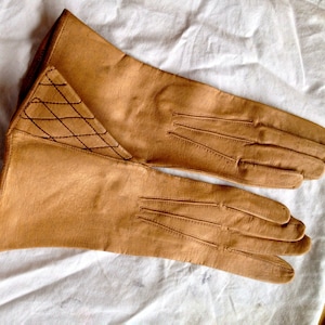 vintage gloves in fine biscuit-colored leather from the early 1900s, size 6 and 3/4