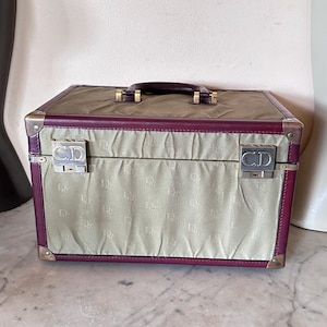 Vintage Christian Dior beautycase, monogram canvas reiskoffer, gestructureerde toilettas, bordeauxrode leren afwerking, luxe reisaccessoire