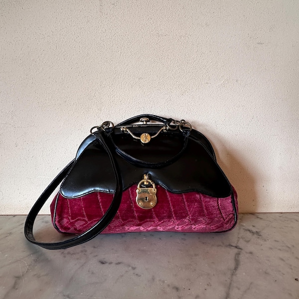 Sac Roberta di Camerino Vintage en velours matelassé rose foncé, armature incurvée, fermoir cœur doré en cuir noir, anse double sens, fabriqué en Italie dans les années 1960
