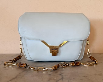 Bolso de hombro Gucci de piel color marfil, años 80, con cierre de cadena de bambú, fabricado en Italia, bandolera, herrajes dorados, de segunda mano, excelente estado.