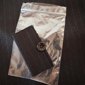 Peut inclure: Ensemble de trois mugs en c&eacute;ramique avec une finition mate et mouchet&eacute;e. Les mugs sont de couleurs cr&egrave;me, gris clair et gris fonc&eacute;. Chaque mug a un design simple et minimaliste.