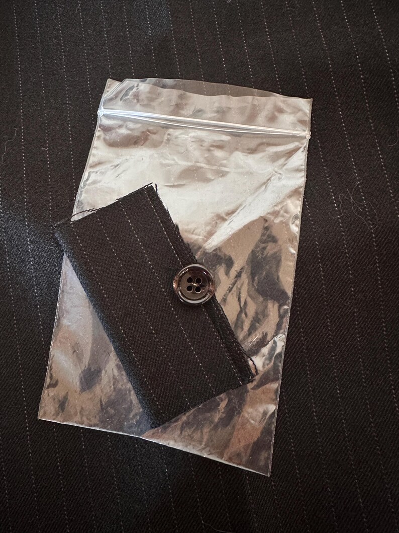 Peut inclure: Ensemble de trois mugs en c&eacute;ramique avec une finition mate et mouchet&eacute;e. Les mugs sont de couleurs cr&egrave;me, gris clair et gris fonc&eacute;. Chaque mug a un design simple et minimaliste.