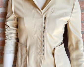Veste Gucci vintage en cuir d'agneau crème, fermeture à crochet, surpiqûres diagonales, poche plaquée, fabriquée en Italie à l'époque Tom Ford, taille 42. Occasion en excellent état.