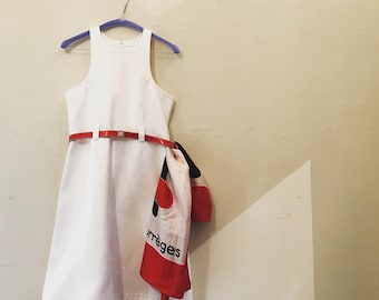 Courreges Paris Vintage Biała, gruba bawełniana sukienka w kształcie litery A Czerwony winylowy pasek z logo w zestawie Wyprodukowano we Francji Lata 70. Rozmiar 38