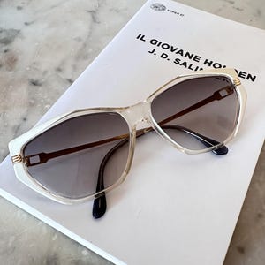 YSL vintage solglasögon, krämfärgade elfenbensfärgade och transparenta bågar, gulddetaljer, 80-tals borgerlig chic, grå gradientlinser, begagnade, mycket bra