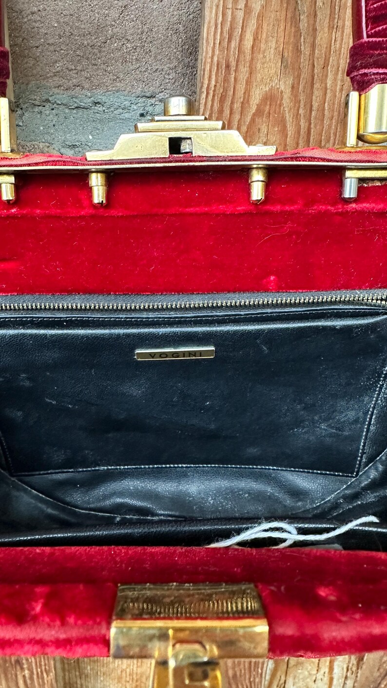 Christmas red vintage top handle bag, pre-loved, Vintage 1950s Red Velvet Handbag with Scuffed Corners , Timeless Retro Charm immagine 6
