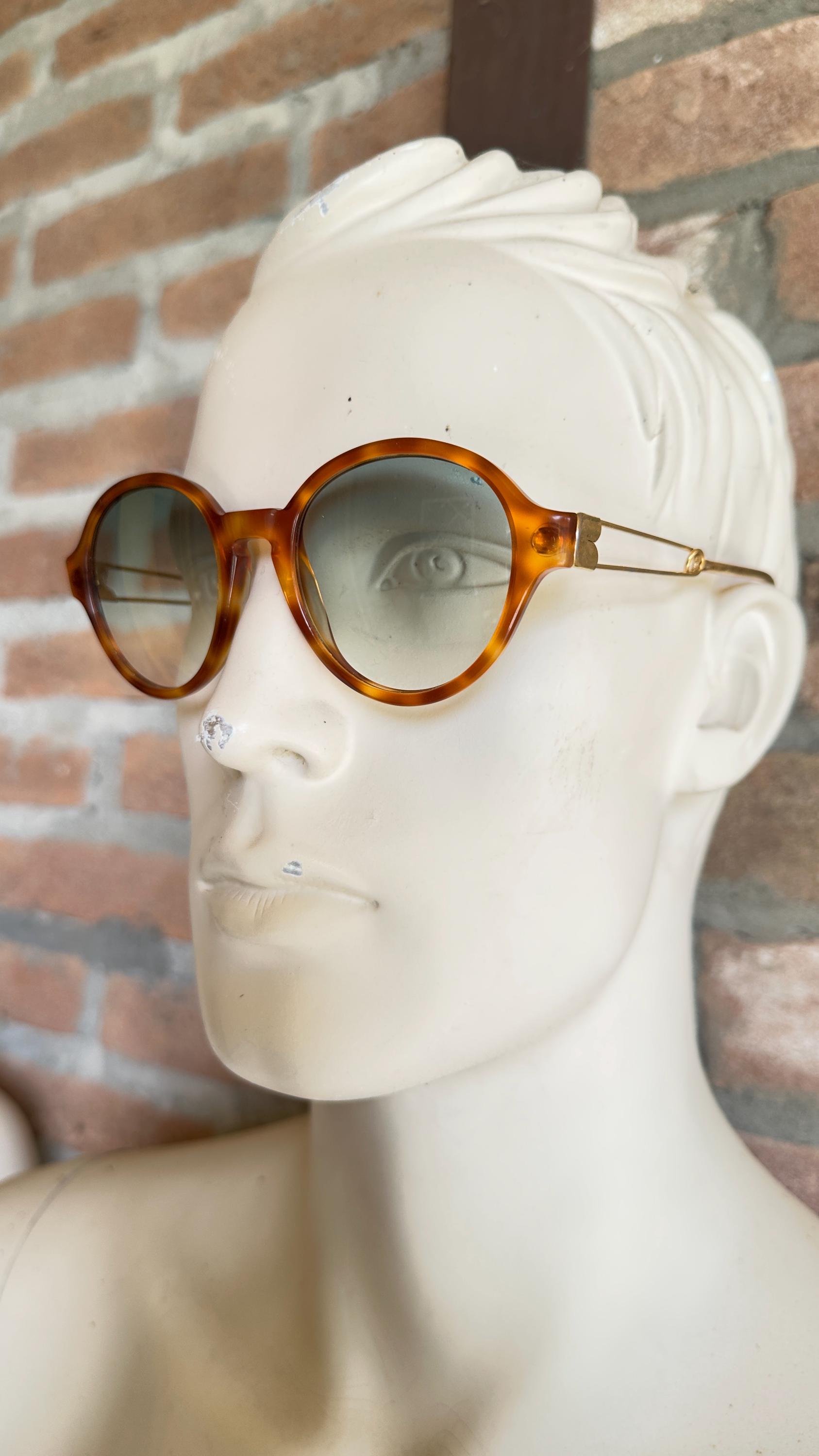 Moschino Vintage Sunglasses, Preloved Good Condition, Brand  display picture 3