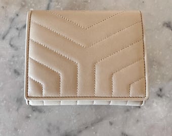 Portefeuille Yves Saint Laurent Rive Gauche en cuir d'agneau nappa mat matelassé, fermeture à pression, 6 emplacements pour cartes, fabriqué en Italie dans les années 1990