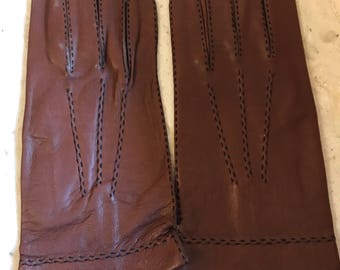 taille 7 et 3/4, gants en cuir fins couleur tabac, avec couture sourde noire, fini à la main, fond de stock