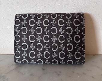 Cartera compacta Celine Vintage de lona Monogram marrón con ribete de piel auténtica de los años 90, nueva sin usar, con bolsa guardapolvo y etiquetas originales, fabricada en Italia.