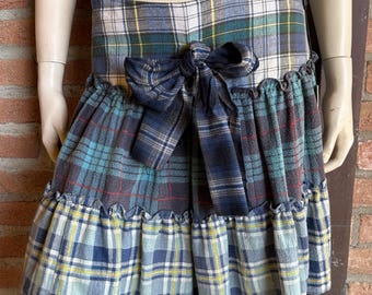 Saia xadrez tartan vintage com lavagem stonewashed, babados e cintura com fita de cetim, modelo Santacroce in Venice, fabricada na Itália nos anos 1990, tamanho 42.