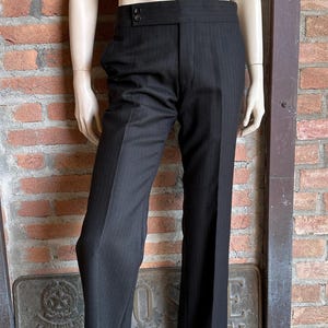 Peut inclure: Panneau en bois rustique avec l'inscription "Welcome to our home" en lettres blanches. Le panneau pr&eacute;sente une finition vieillie et un design simple et accueillant, id&eacute;al pour un porche ou une entr&eacute;e.