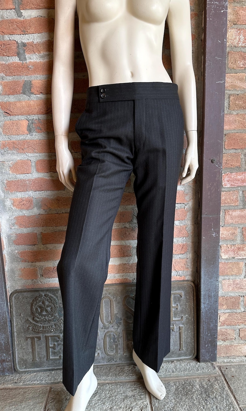 Peut inclure: Panneau en bois rustique avec l'inscription "Welcome to our home" en lettres blanches. Le panneau pr&eacute;sente une finition vieillie et un design simple et accueillant, id&eacute;al pour un porche ou une entr&eacute;e.