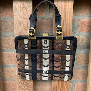 Roberta di Camerino millésimée. Sac en velours avec bordure en cuir et accessoires dorés