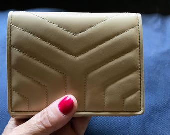 Cartera plegable acolchada de piel de cordero napa mate Yves Saint Laurent Rive Gauche con cierre a presión y 6 ranuras para tarjetas. Hecha en Italia en la década de 1990.