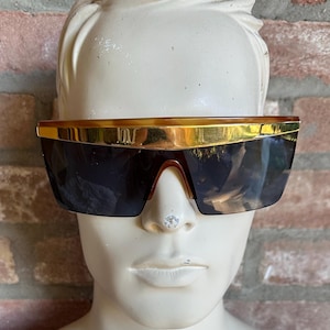 Gianni Versace Update vintage zonnebril, shield spiegelglazen, oversized gouden wenkbrauwbalk, Made in Italy, unisex zonnebril uit de jaren 90, ongedragen.