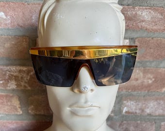 Okulary przeciwsłoneczne vintage Gianni Versace Update, lustrzane soczewki, duża złota ramka na brwi, wyprodukowane we Włoszech, unisexowe okulary przeciwsłoneczne z lat 90., nienoszone
