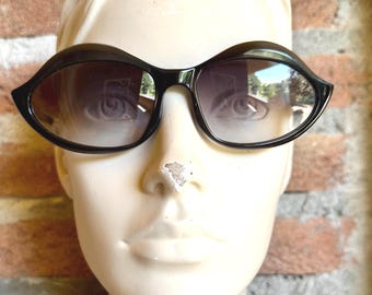Pierre Cardin C-25 Lips collection Sunglasses NOS 1960s Black Acetate Sculptural Space Age Frame Violet Gradient Lenses Made in France