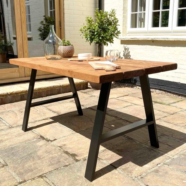 Gartentisch Handgefertigt aus Rustikalem Massivholz | A-Rahmen | Ben Simpson Möbel