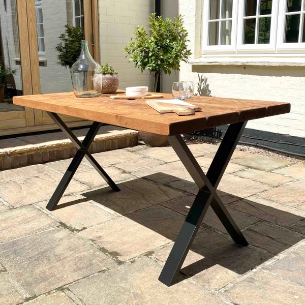 Gartentisch Handgefertigt aus Rustikalem Massivholz | X-Rahmen | Ben Simpson Möbel