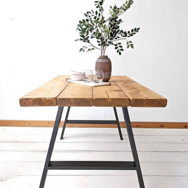 Küchentisch Handgefertigt aus Rustikalem Massivholz | A-Rahmen | Ben Simpson Möbel