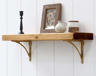 Rustikales Holz Regal mit Massiven Messing Halterungen: Handgefertigte Skandinavische Kiefer