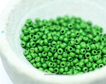 20gm Opaque Yellow Green 10/0 Vintage Venetian Glass Seed Beads (SB179-20)