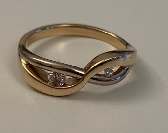 Infinity Ring mit 14 Karat Gold und Diamanten