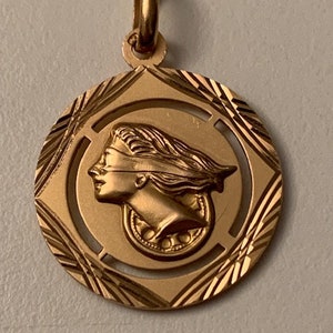 Vintage Nefertiti 18k gold pendant